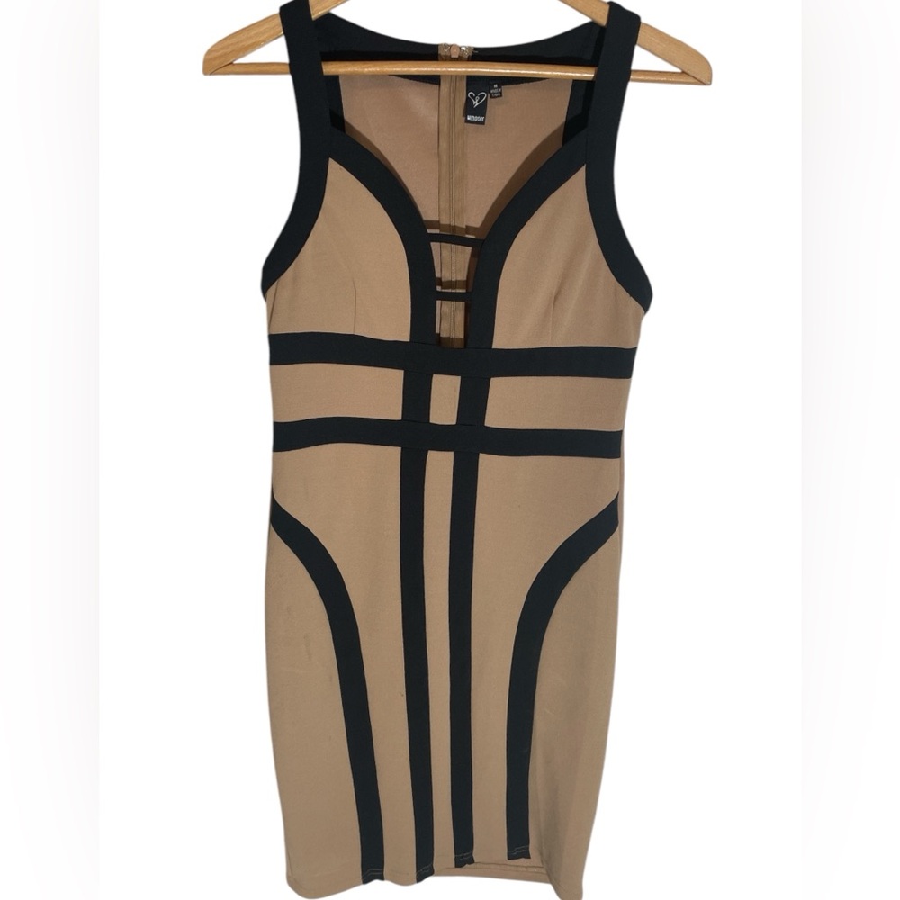 D4- Ladies Medium Windsor Form fitting Dress